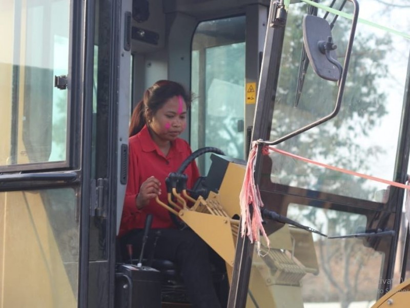 चार वर्षदेखि ग्रेडर मेसिन हाँक्दै अनिता